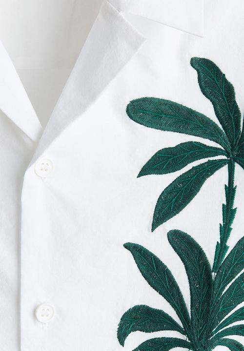 H&M - Relaxed fit embroidered-motif resort shirt - white/palm trees