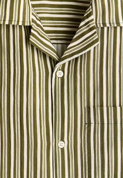 H&M - Relaxed fit resort shirt - dark khaki green/striped