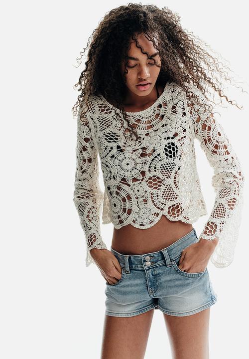 H&M - Low-waisted mini denim shorts - light denim blue
