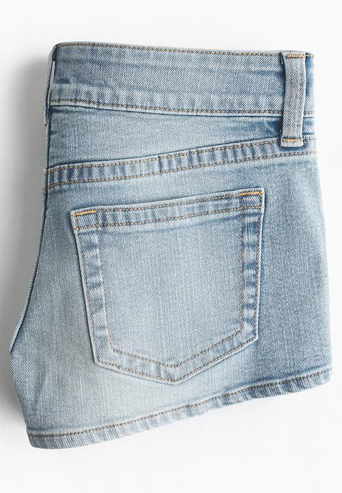 H&M - Low-waisted mini denim shorts - light denim blue