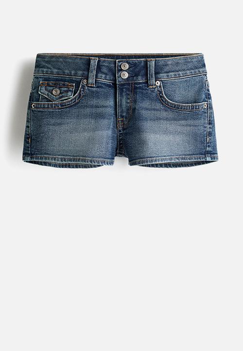 H&M - Low-waisted mini denim shorts - denim blue
