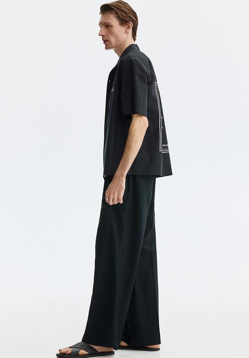 H&M - Relaxed fit printed resort shirt - black/palm desert