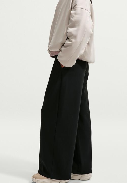 Nike - W Nk Df 24.7 ImpossiblySoft Wide Leg Pant Ess - Black/Dark Smoke Grey