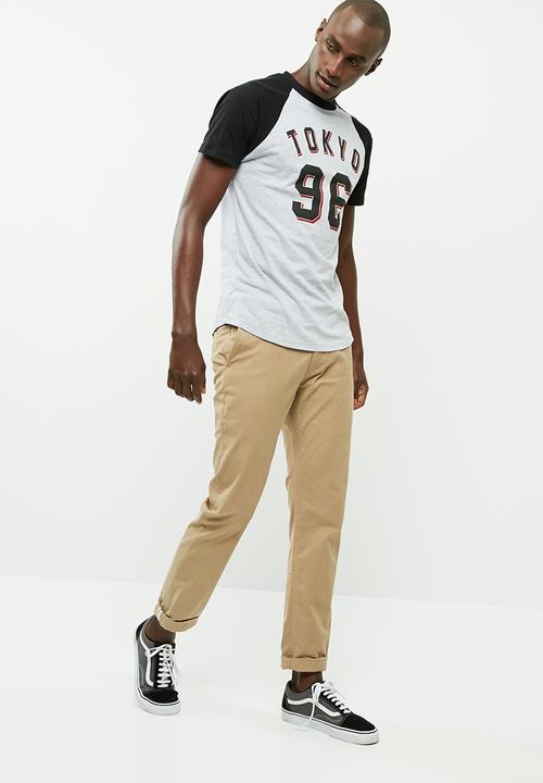 basicthread - Graphic slim raglan tee