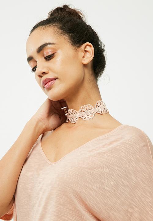 Vero Moda - Rosie tee with lace choker