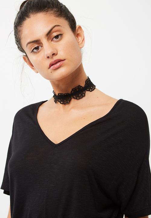 Vero Moda - Rosie tee with lace choker