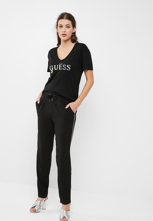 GUESS - Cheeky boyfriend V-neck tee