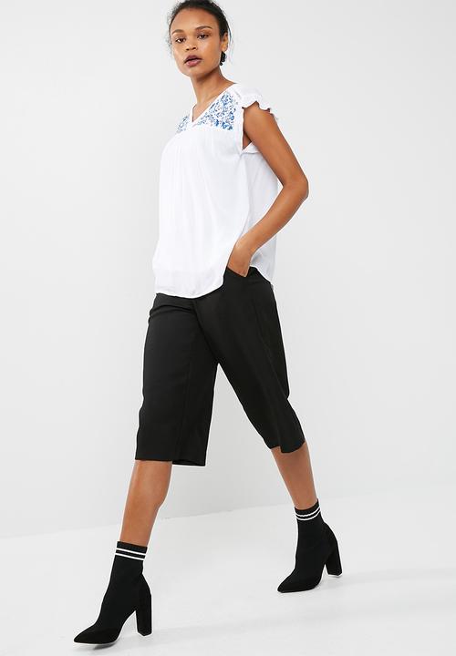 Cotton On - Stella broderie top