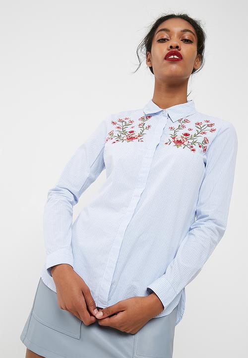 Jacqueline de Yong - Butterfly embroidered shirt