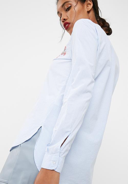 Jacqueline de Yong - Butterfly embroidered shirt