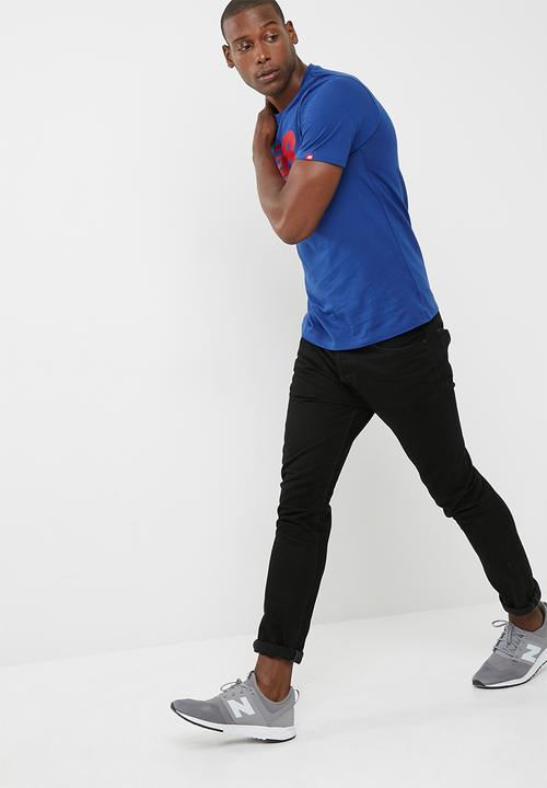 New Balance  - Essentials stacked logo tee