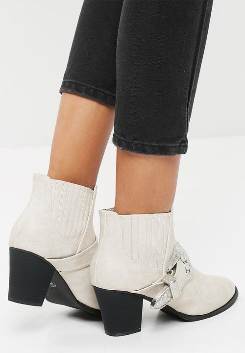 Missguided - Large buckle western chelsea boot