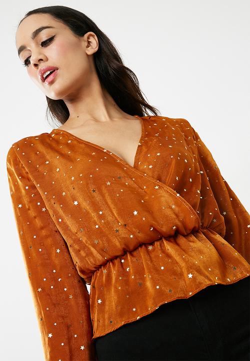 Missguided - Satin gold star detail long sleeve top