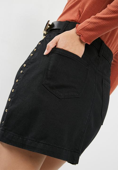 Missguided - Western buckle belt stud denim mini skirt - black