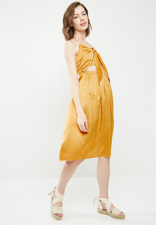 Missguided - Satin halterneck cut out midi dress - gold 