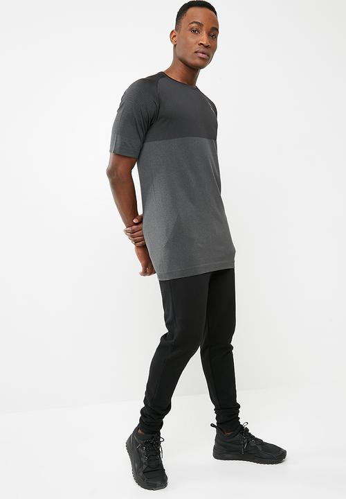 PUMA - Pace Evoknit tee asphalt - black & charcoal