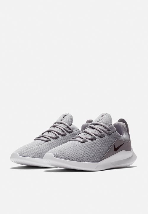 Nike - Viale - Wolf Grey / Black