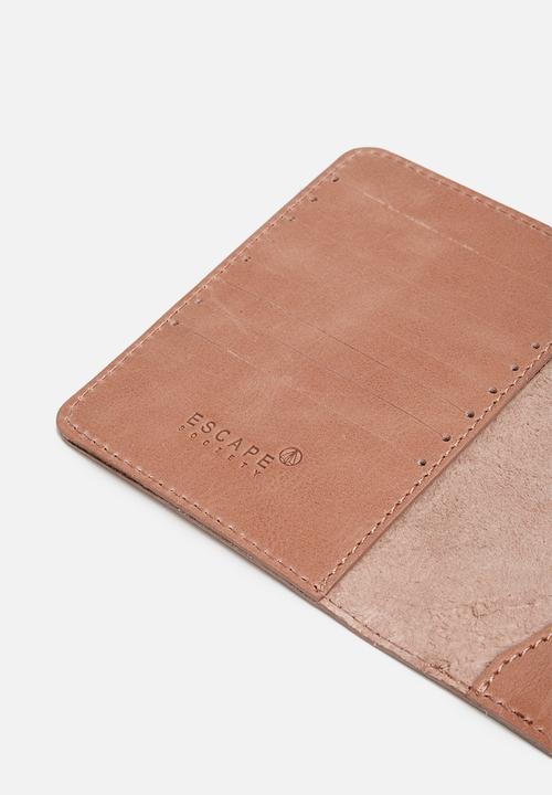 Escape Society - Leather passport holder - dusty pink