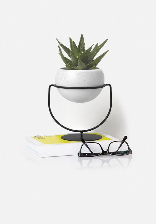 Umbra - Nesta planter - black & white