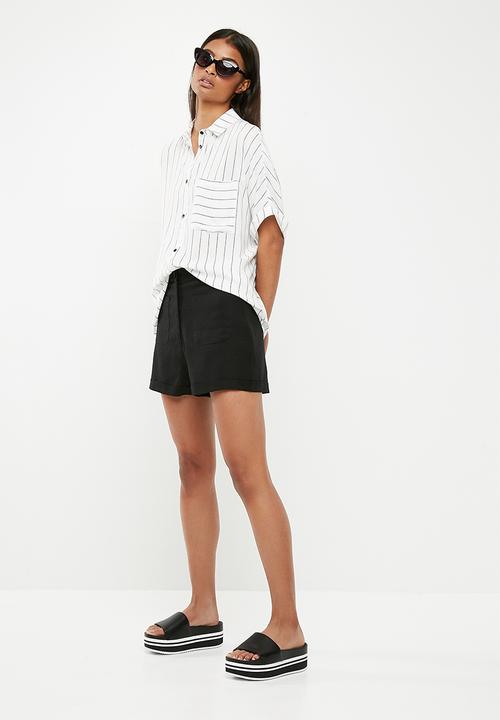 Superbalist - Short with laid on pocket - black