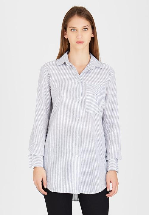 STYLE REPUBLIC - Longer Length Shirt Blue and White