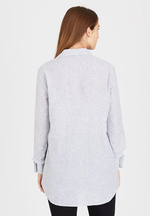 STYLE REPUBLIC - Longer Length Shirt Blue and White