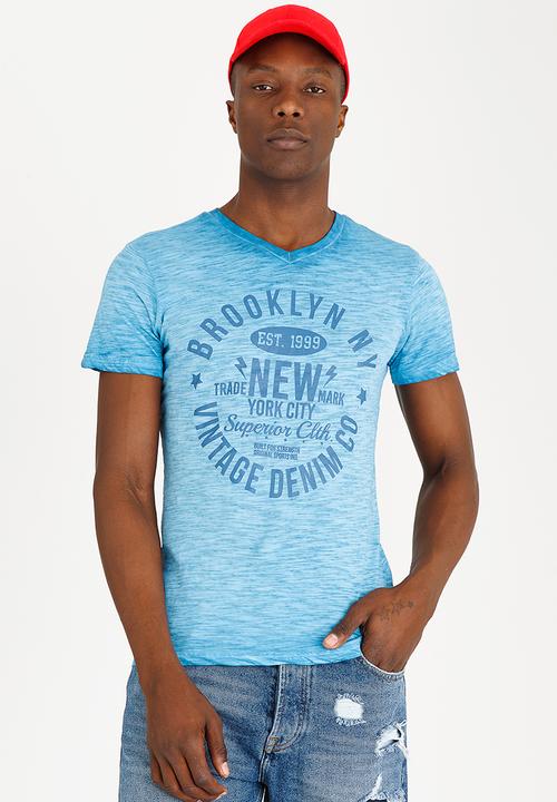 STYLE REPUBLIC - Print Wash College Tee V-neck Blue