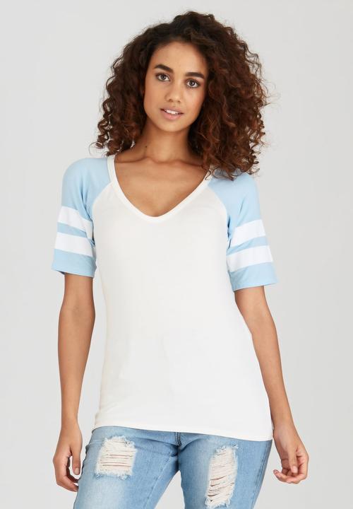 BoohooDNU - Petite V Neck Short Sleeved Baseball T-Shirt Blue