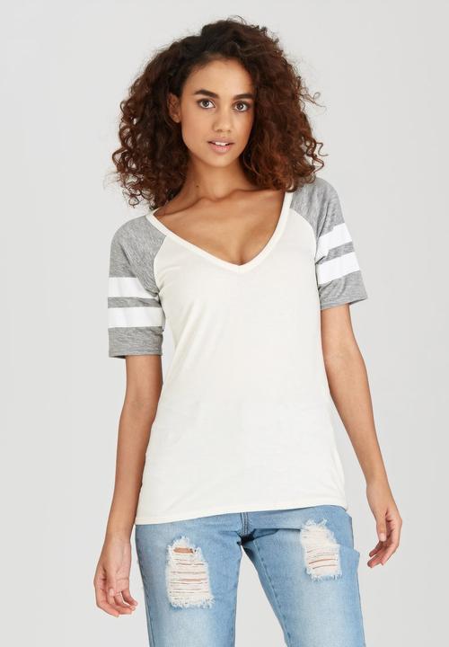 BoohooDNU - Petite V Neck Short Sleeved Baseball T-Shirt Grey