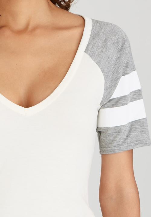 BoohooDNU - Petite V Neck Short Sleeved Baseball T-Shirt Grey