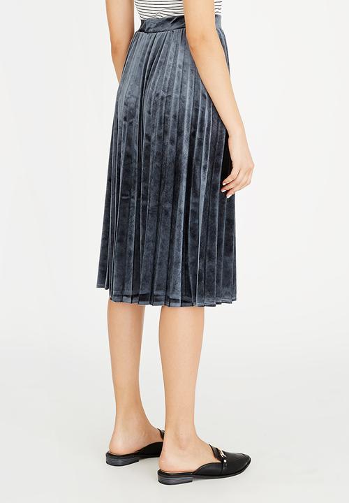STYLE REPUBLIC - Pleated Velvet Skirt Grey