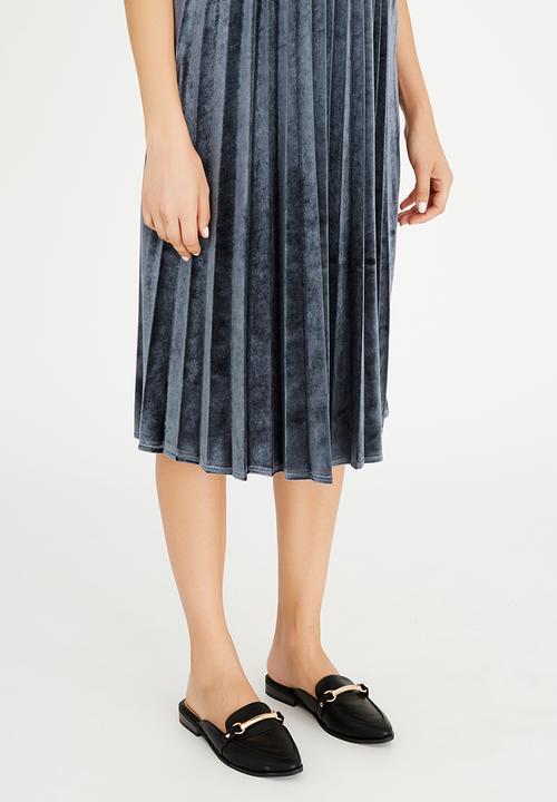 STYLE REPUBLIC - Pleated Velvet Skirt Grey