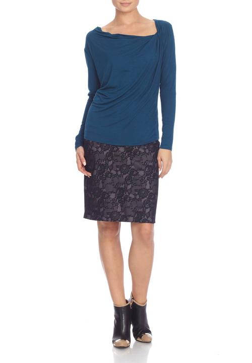 Yes - Asymmetrical top with front pleat
