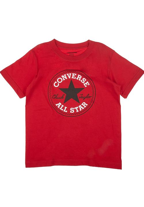 red converse shirt