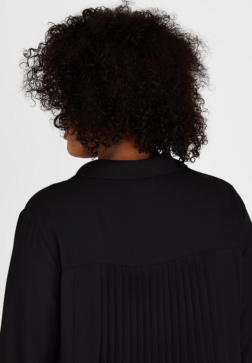 STYLE REPUBLIC PLUS - Pleated Back Shirt Black