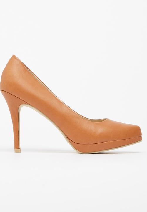 almond toe court shoes
