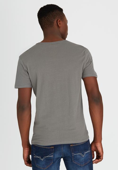 GUESS - S/S BSC Shifted Stripes Crew Tee Grey
