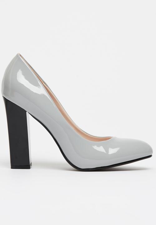 grey court shoes block heel