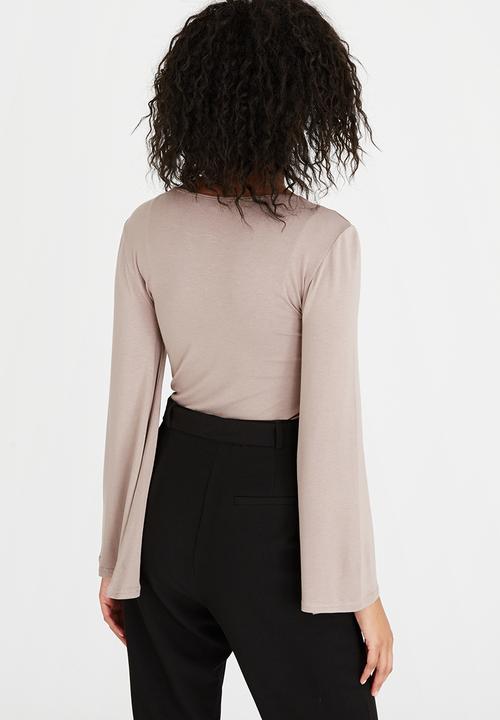 edit - Volume Sleeve Top with Keyhole Stone