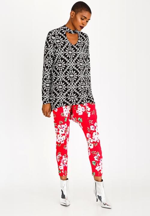 Slick - Estella Keyhole Top Black and White