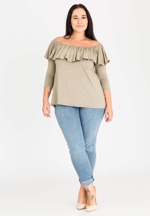 STYLE REPUBLIC PLUS - Bardot Top with Frill Khaki Green