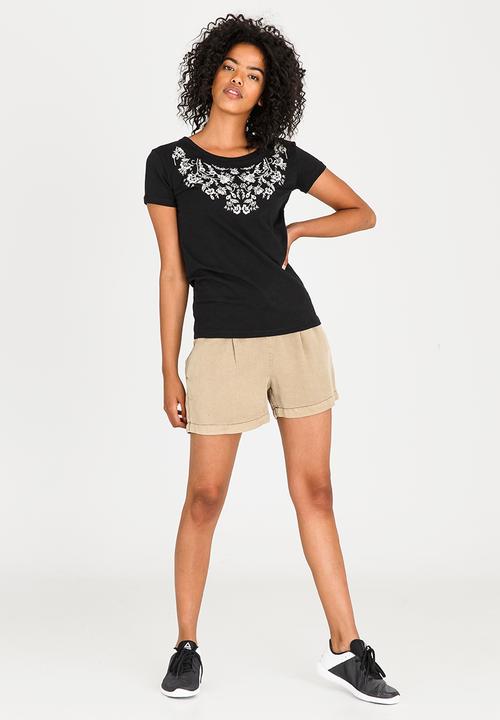 JEEP - Embroidered Scoop Neck Tee Black