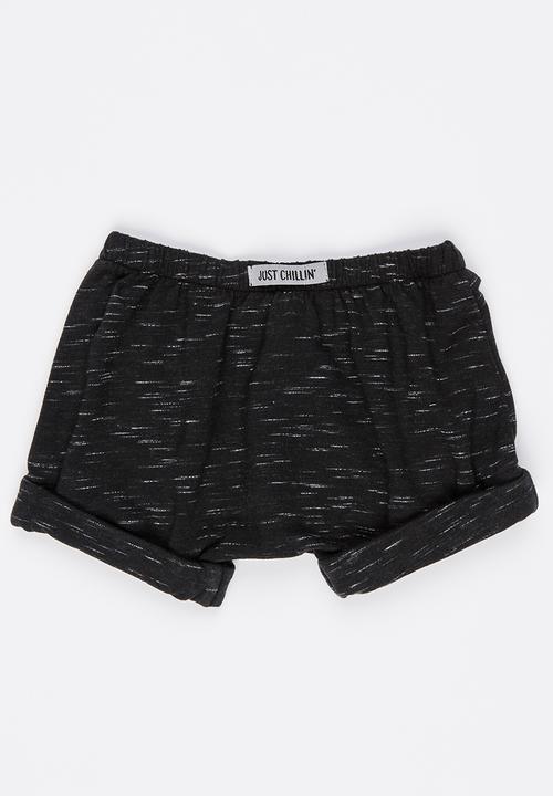 Just chillin - Comfy Shorts Black