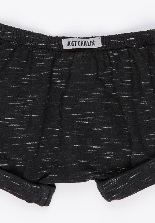Just chillin - Comfy Shorts Black
