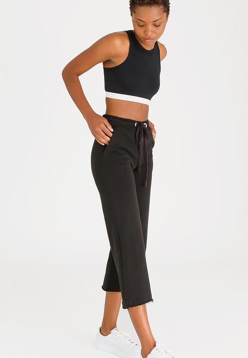 c(inch) - Sports Luxe Cropped Top Black