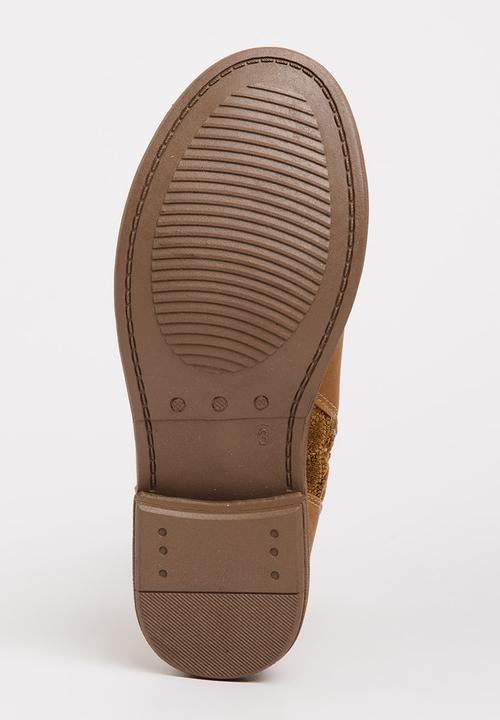 Rock & Co. - Boot with Buckle Detail Tan