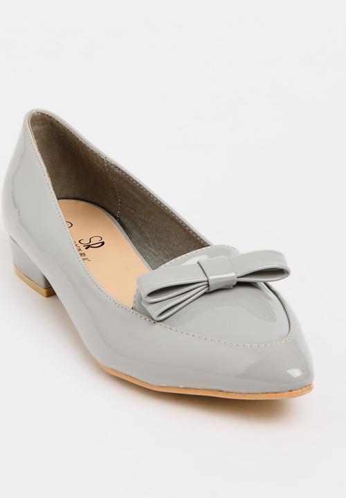 STYLE REPUBLIC - Patent Bow Pumps Pale Grey