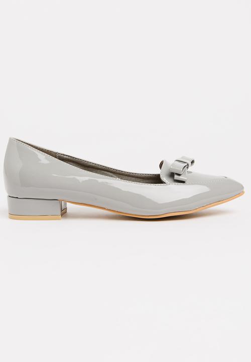 STYLE REPUBLIC - Patent Bow Pumps Pale Grey