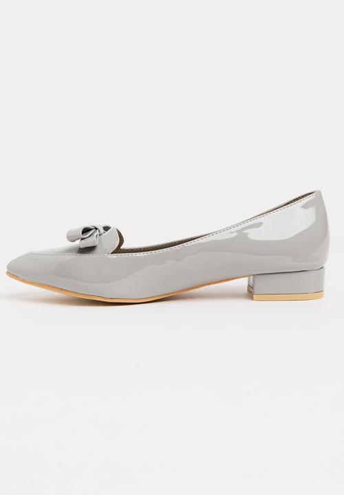 STYLE REPUBLIC - Patent Bow Pumps Pale Grey