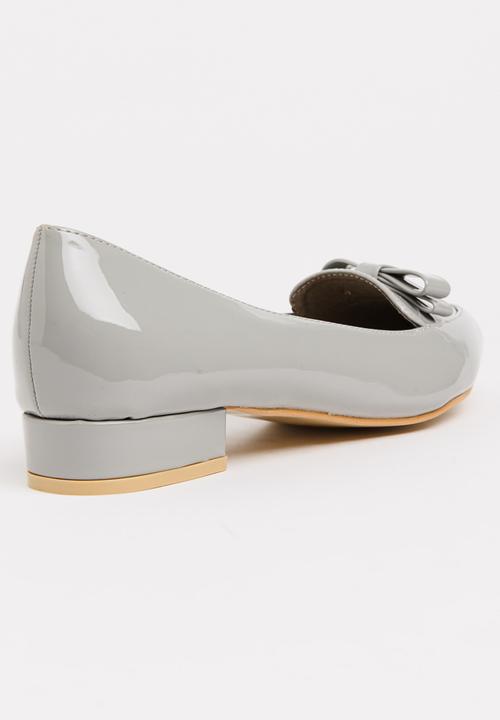 STYLE REPUBLIC - Patent Bow Pumps Pale Grey